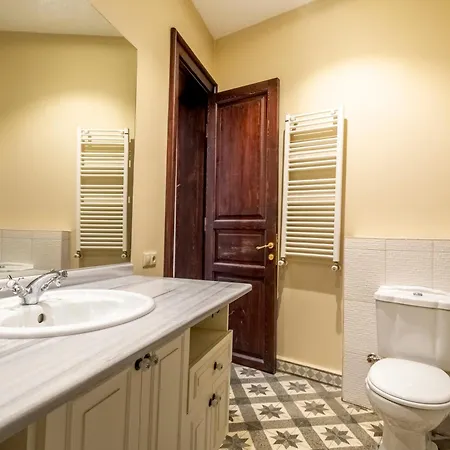 Spacious 3 Bedrooms 2 Bathrooms شقة
