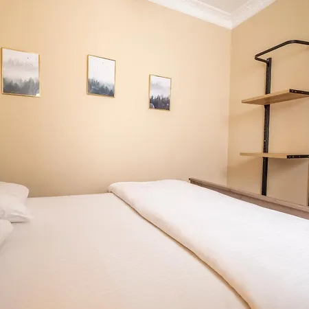 Spacious 3 Bedrooms 2 Bathrooms *