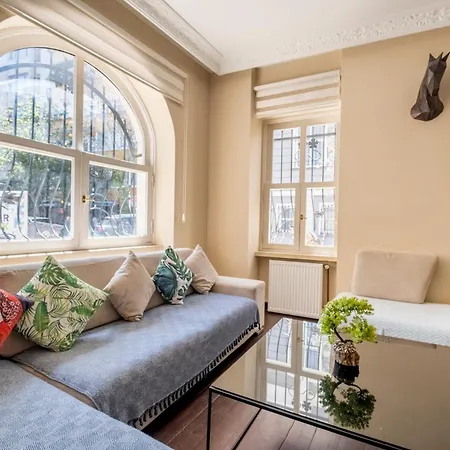 Spacious 3 Bedrooms 2 Bathrooms Apartment *
