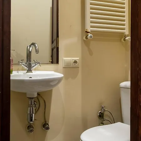 Spacious 3 Bedrooms 2 Bathrooms *
