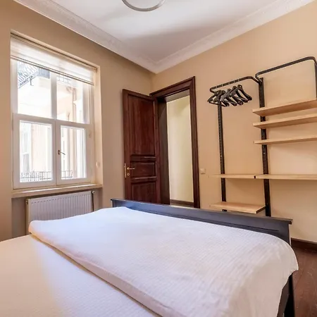 Spacious 3 Bedrooms 2 Bathrooms Apartment